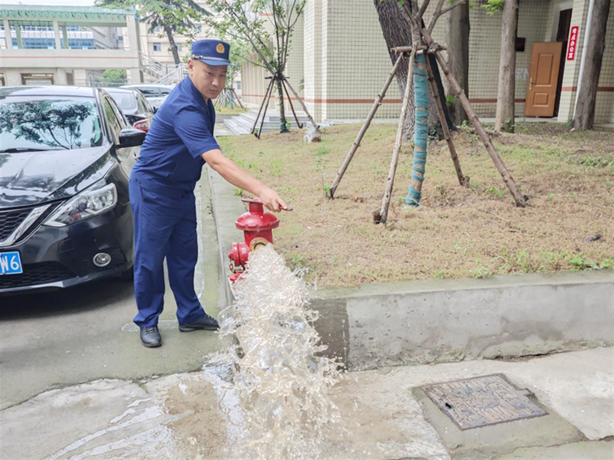大队业务骨干对考点消防设施进行检查（通讯员 严磊摄）.jpg