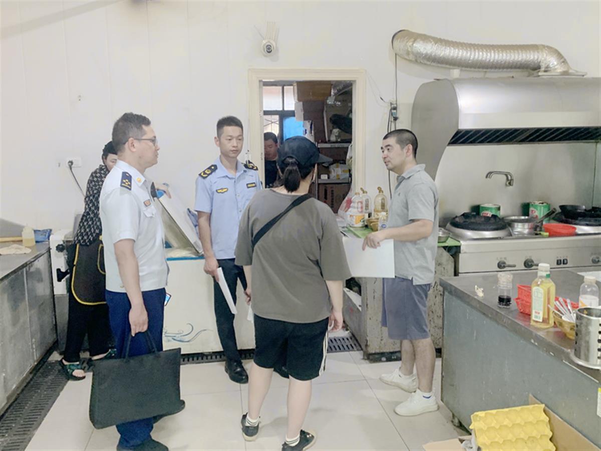 消防监督员检查考点食堂动火区域（通讯员 严磊 摄）.jpg