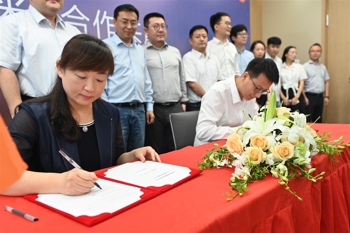 王总签约.jpg