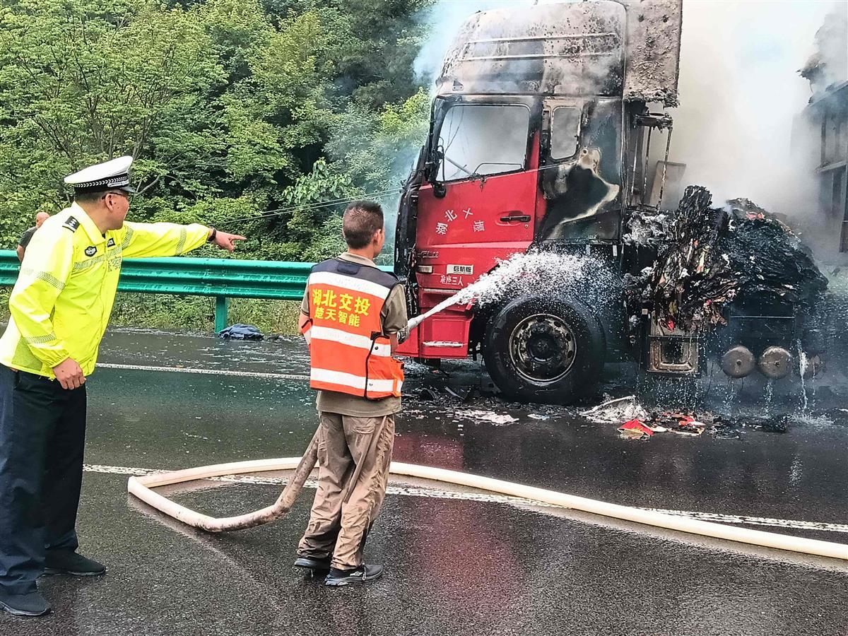 "在保宜高速格栏坪隧道外,有一辆拉满纸皮的半挂车着火了,你们快来