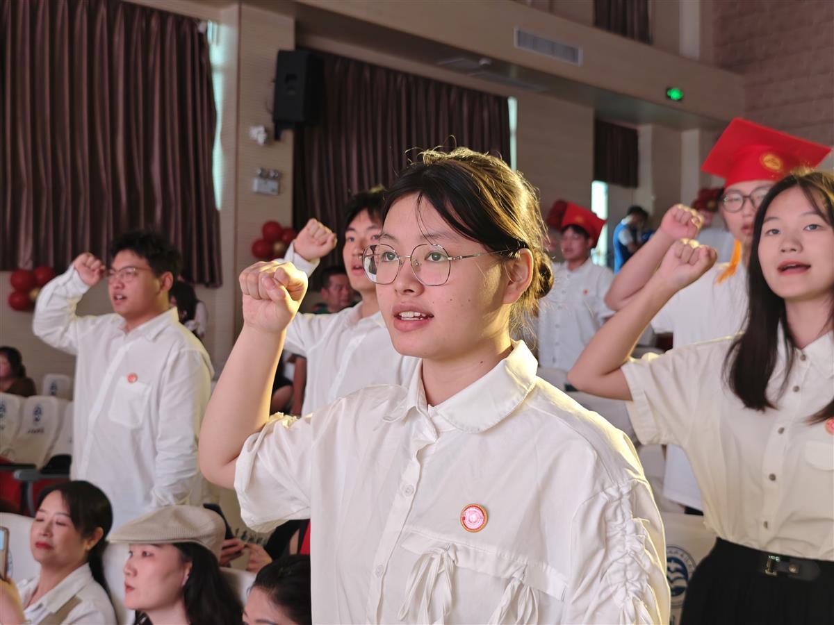 2024年6月28日,2024届毕业典礼和成人礼,报告厅,摄影黄文新戴立勇 (49).jpg 2024年6月28日,2024届毕业典礼和成人礼,报告厅,摄影黄文新戴立勇 (49).jpg