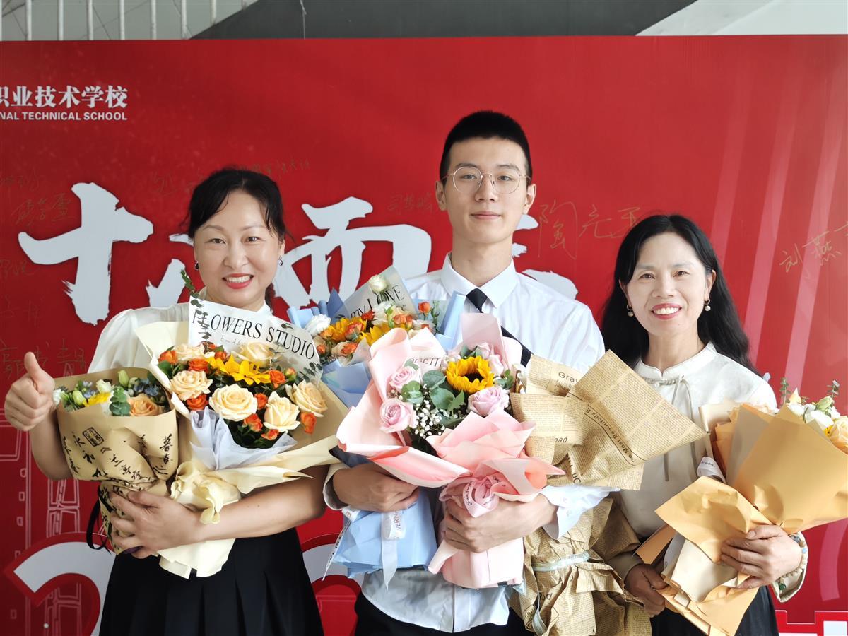 2024年6月28日,2024届毕业典礼和成人礼,报告厅,摄影黄文新戴立勇 (56).jpg 2024年6月28日,2024届毕业典礼和成人礼,报告厅,摄影黄文新戴立勇 (56).jpg