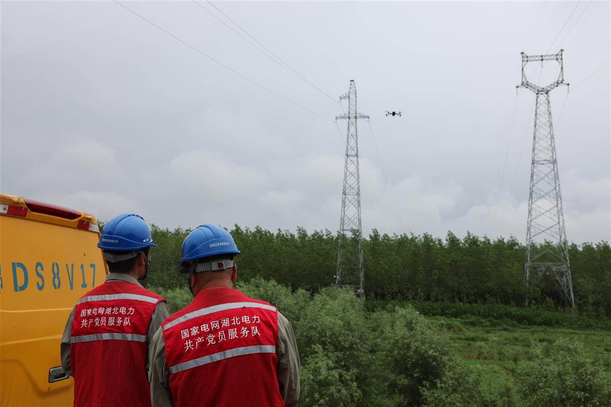 国网石首市供电公司员工正在操控无人机巡线作业（通讯员 供图）.JPG