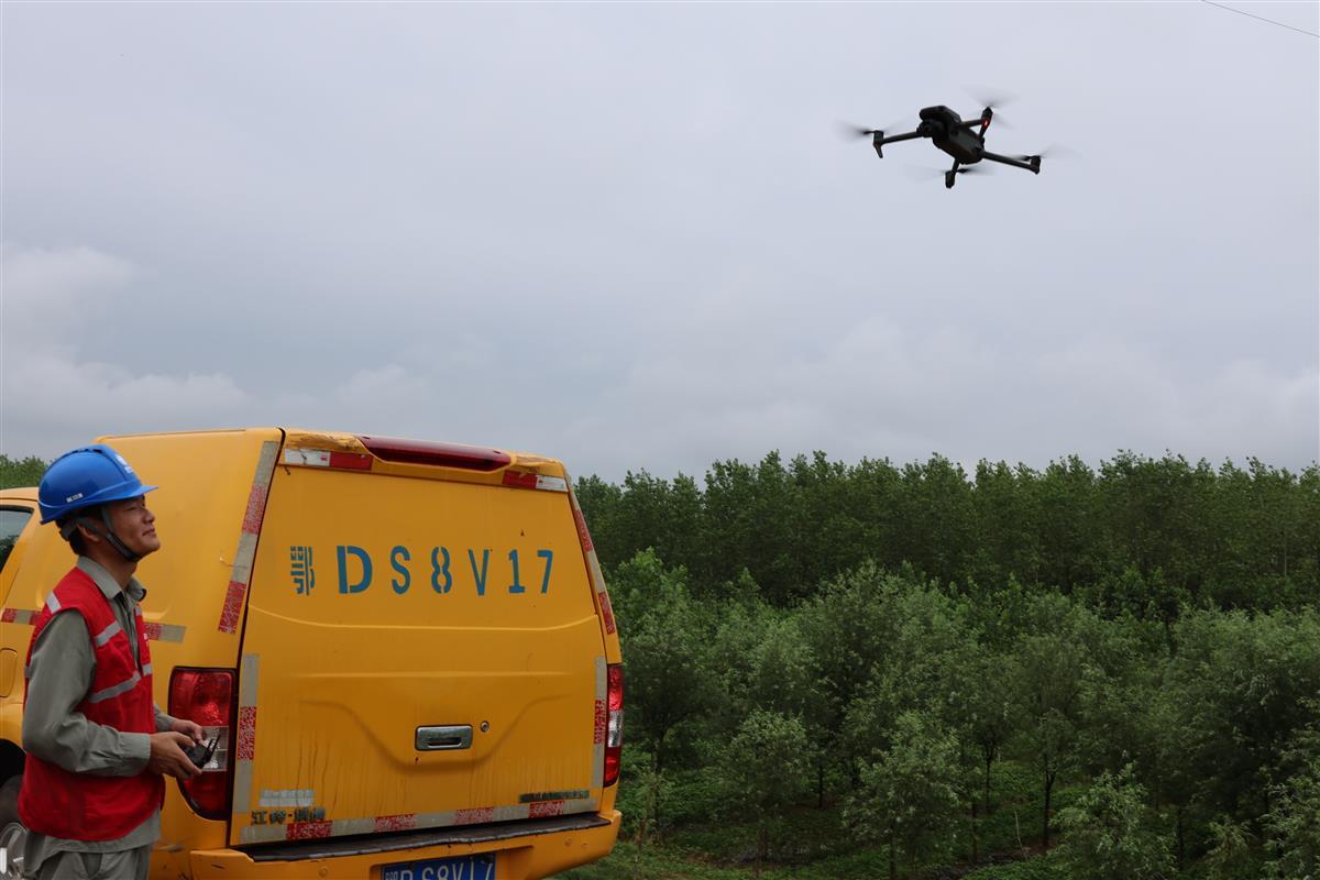 国网石首市供电公司员工正在操控无人机作业（通讯员 供图）.JPG