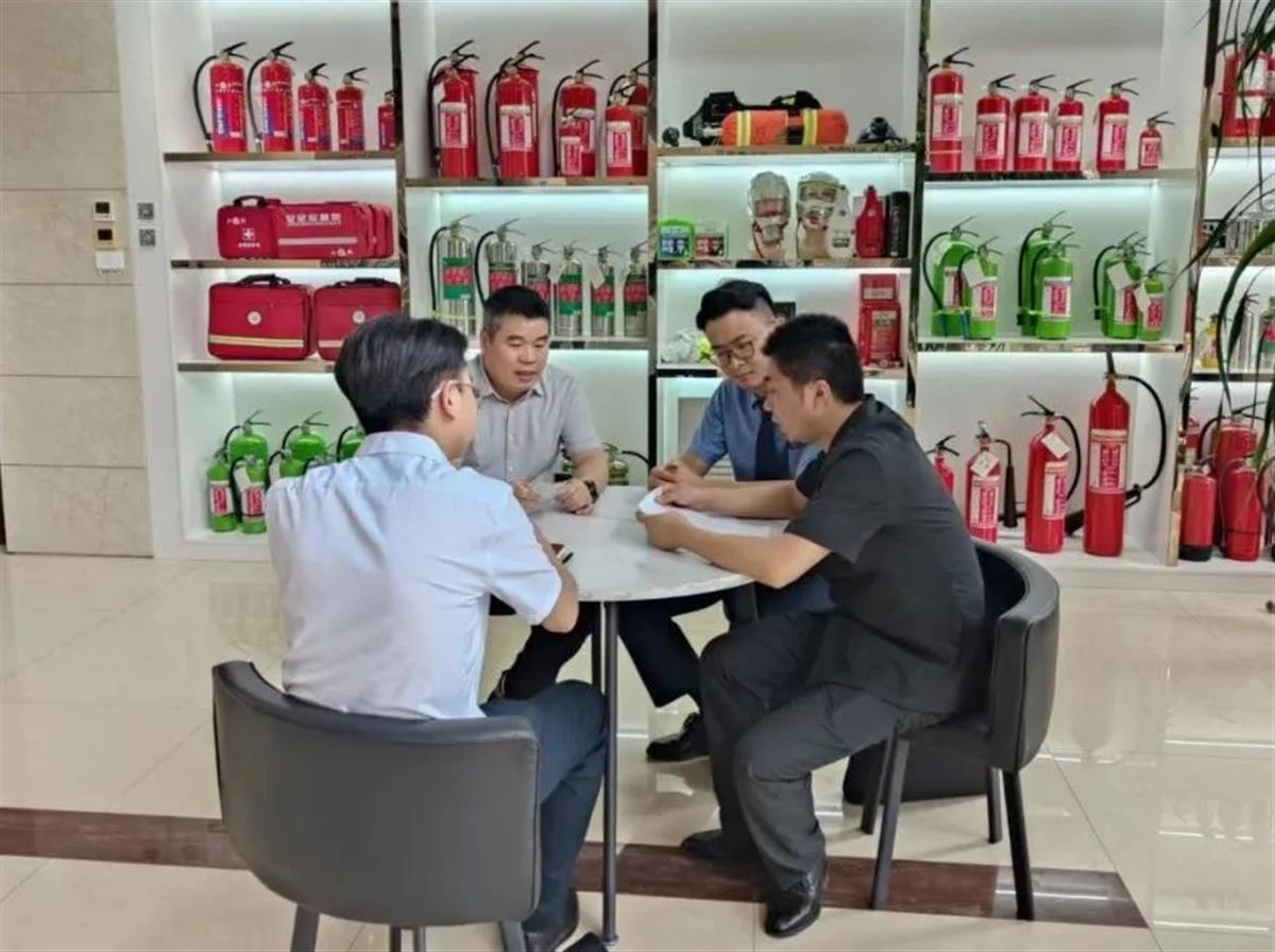 江陵县人民检察院干警前往当地企业，开展“安全生产月”法律宣传活动 (1).jpg