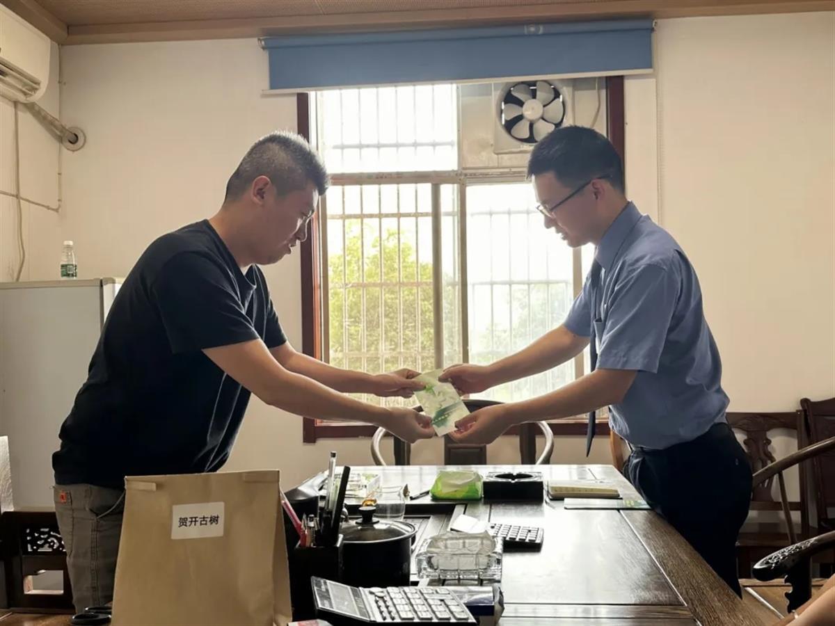 江陵县人民检察院干警前往当地企业，开展“安全生产月”法律宣传活动 (2).jpg