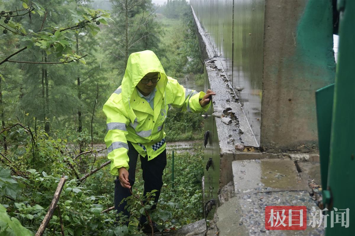 江汉运营公司对所辖路段桥梁锥坡进行安全隐患排查.jpg