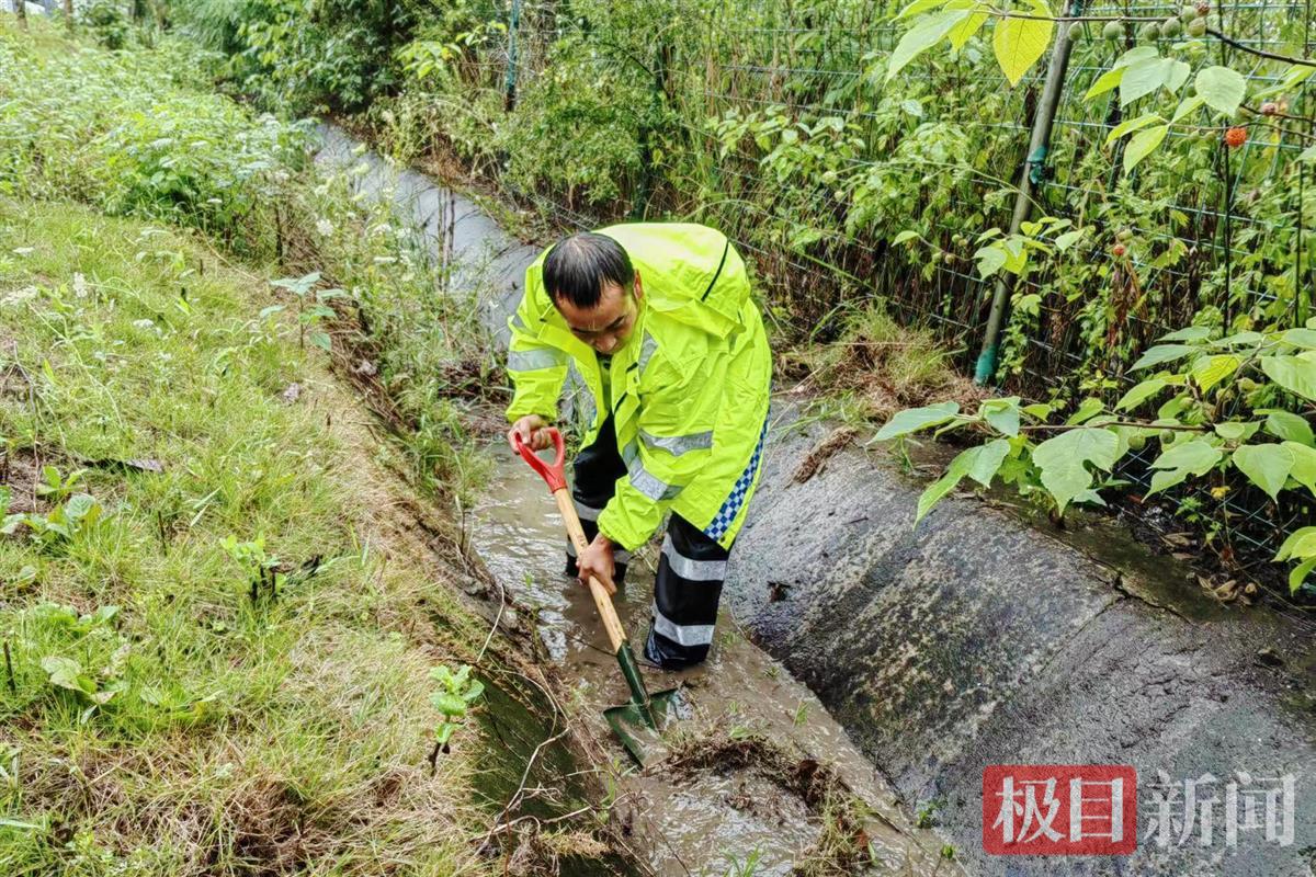 随岳运营公司及时清理边沟积淤.jpg