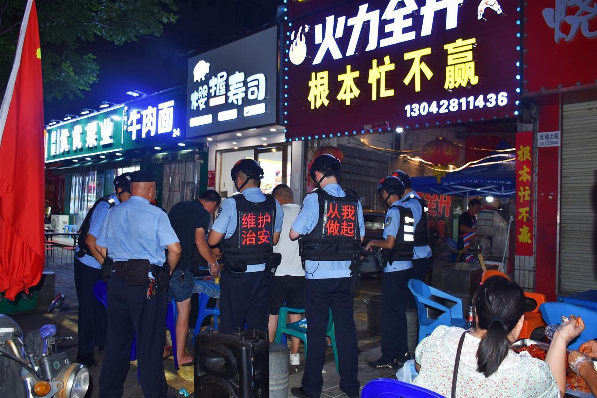 图二 民警身穿印有安全提示语的LED背心巡查.jpg