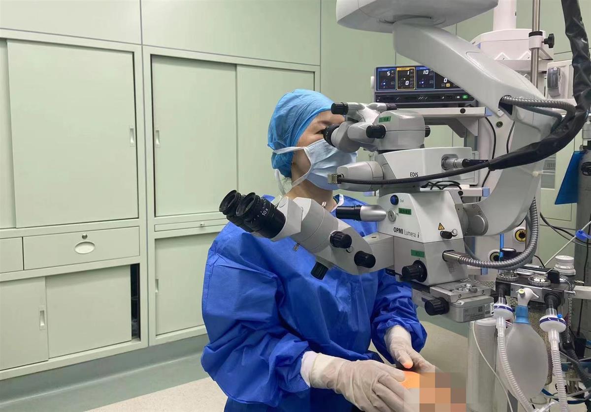 2岁萌娃"斗鸡眼",手术让眼睛改"斜"归正,医生:儿童斜视危害大,父母