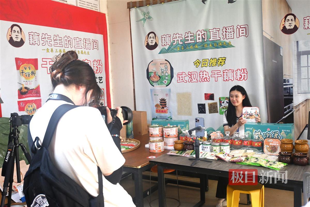 藕耶”团队模拟助农直播.jpg 藕耶”团队模拟助农直播.jpg