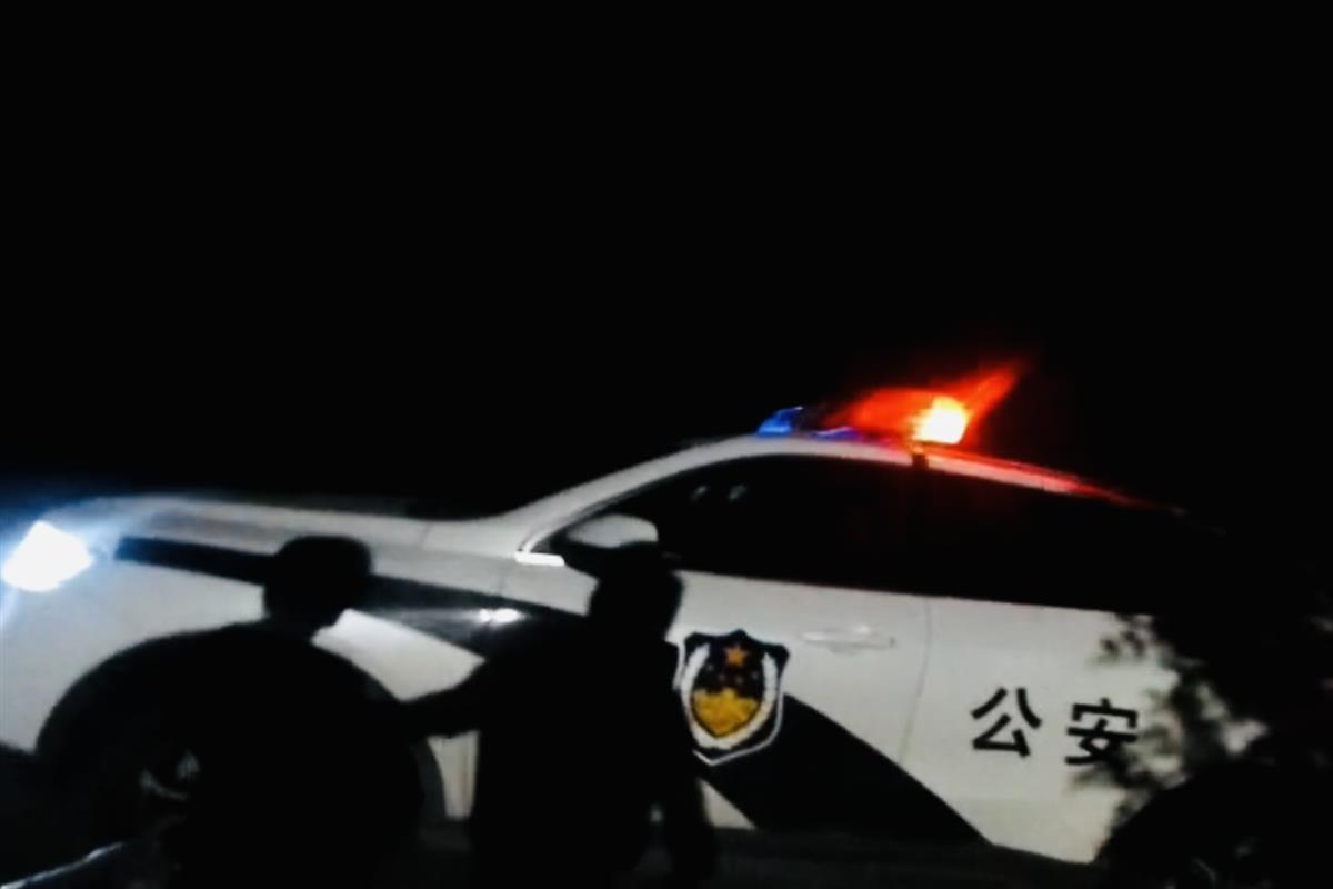 图一 将老人扶上警车.jpg 图一 将老人扶上警车.jpg