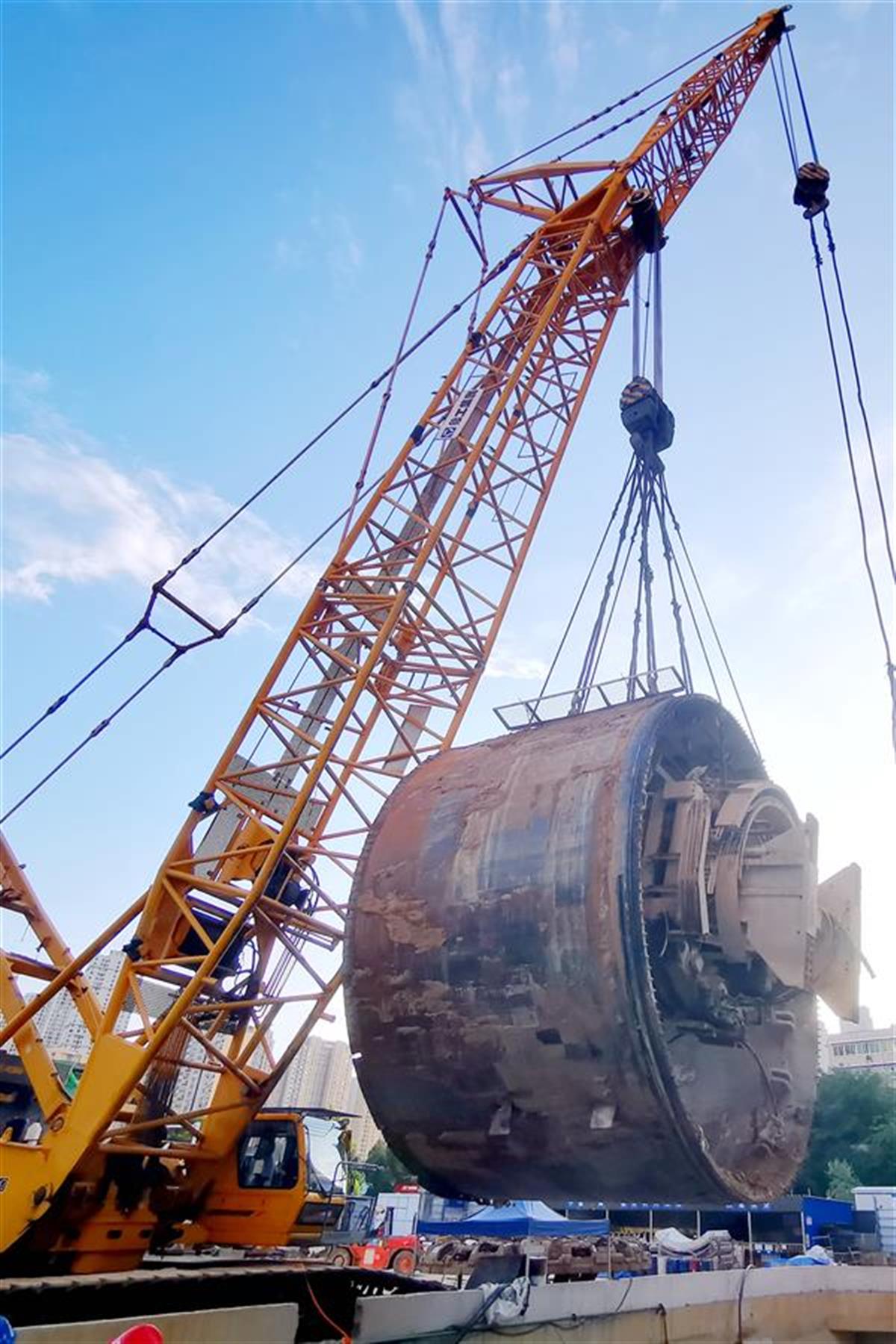 “先锋号”盾构机最后一段尾盾在十里铺站被吊出，丁十区隧道双线贯通。郑忠祥 摄.jpg