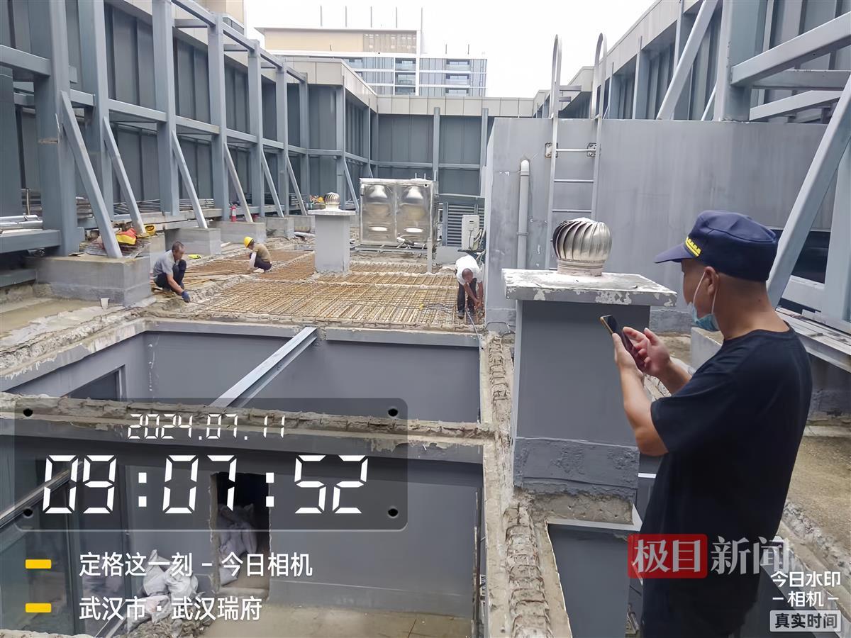 7月11日上午，在执法人员的现场监督下，该处顶楼违建开始拆除 (2).jpg