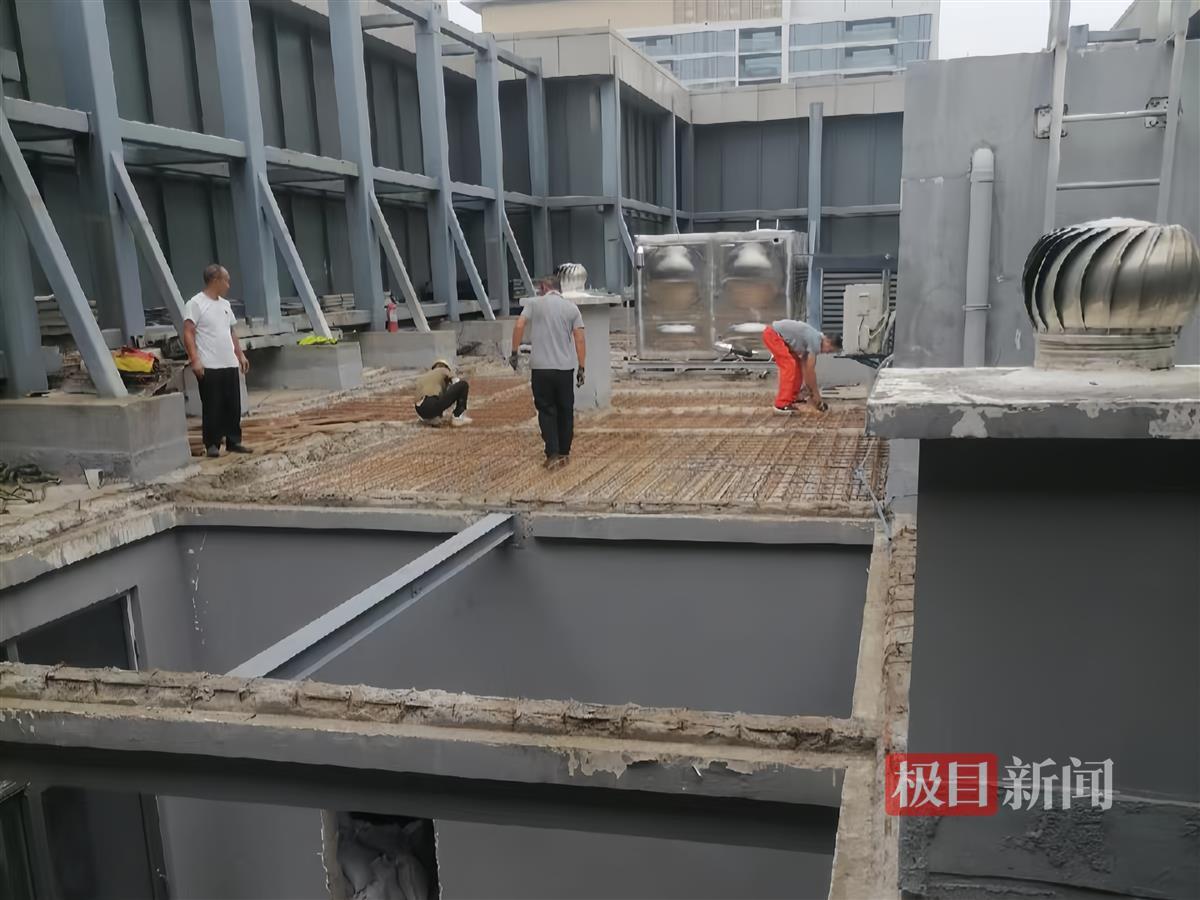 7月11日上午，在执法人员的现场监督下，该处顶楼违建开始拆除 (3).jpg