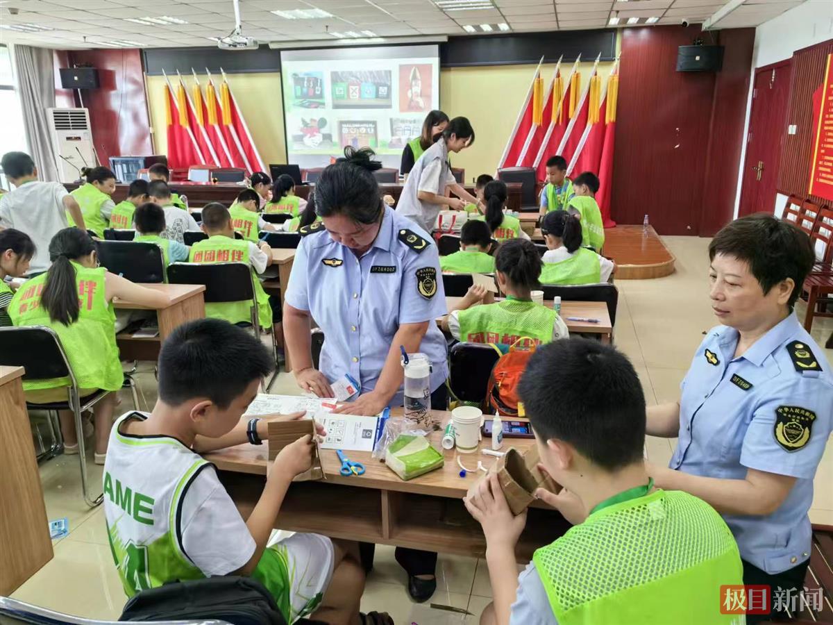 分类老师与执法队员分别指导孩子们废物利用.jpg 分类老师与执法队员分别指导孩子们废物利用.jpg