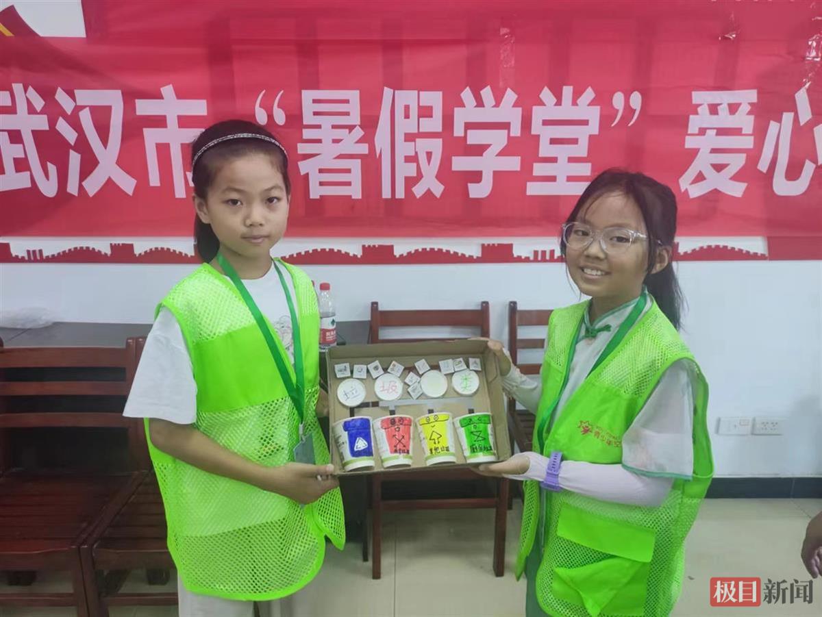 孩子们利用废弃物制作的分类小玩具.jpg 孩子们利用废弃物制作的分类小玩具.jpg