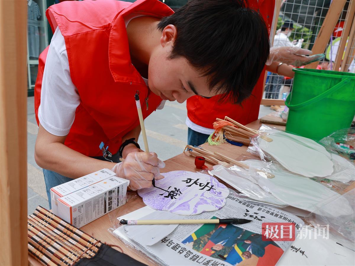 大学生志愿者为市民在漆扇上写祝福语_副本.jpg