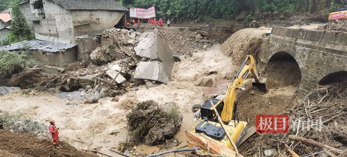 四川雅安汉源山洪救援现场,中国安能全力开展道路清淤和抢修抢通工作 | 极目新闻