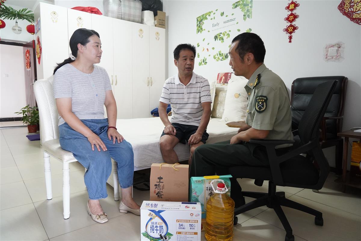 陈伟民父亲向慰问组讲述陈伟民在部队情况(摄影 夏丹).JPG 陈伟民父亲向慰问组讲述陈伟民在部队情况(摄影 夏丹).JPG