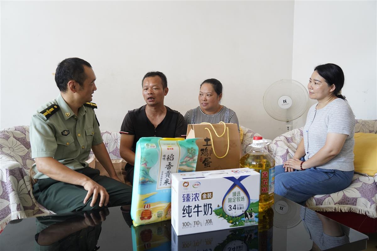 慰问组与陈司瀚父母交谈(摄影 夏丹).JPG 慰问组与陈司瀚父母交谈(摄影 夏丹).JPG