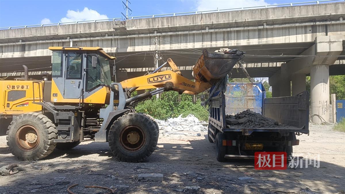 环卫公司出动机械设备清理高速桥下暴露垃圾.jpg