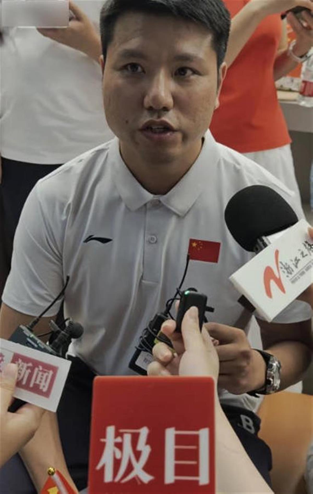 启蒙教练叶信 极目新闻记者拍摄.jpg