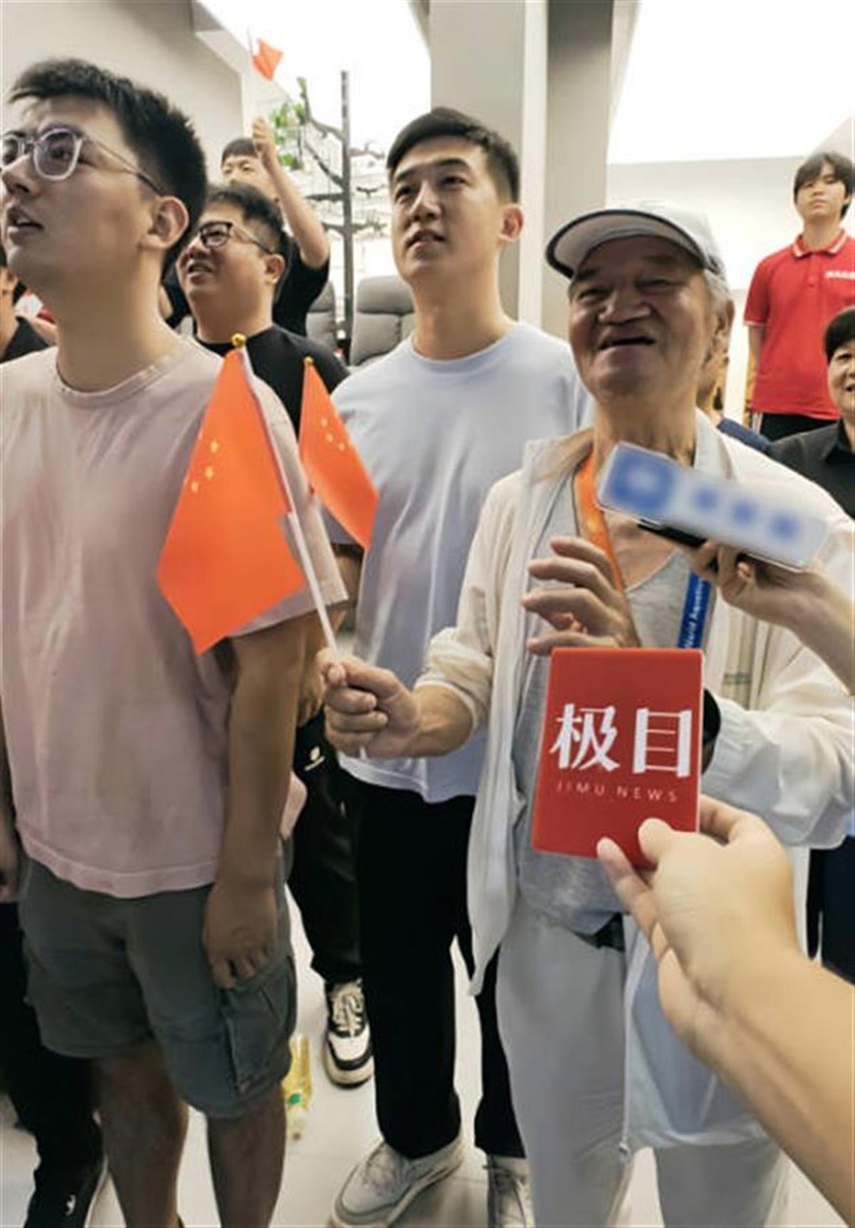 合唱国歌 极目新闻记者拍摄.jpg