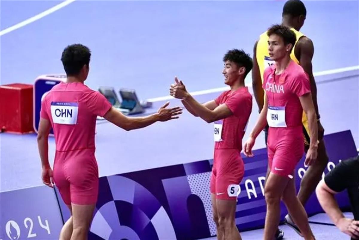 中国男子4X100接力小组第一晋级决赛，苏炳添发文祝贺