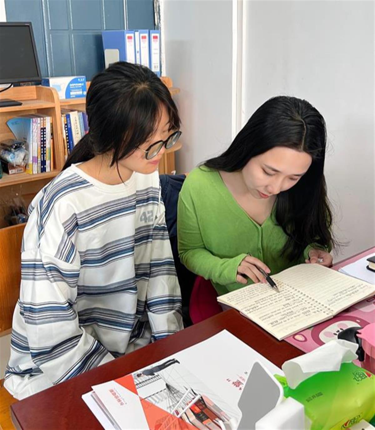 给学生进行一对一答疑辅导.jpg 给学生进行一对一答疑辅导.jpg