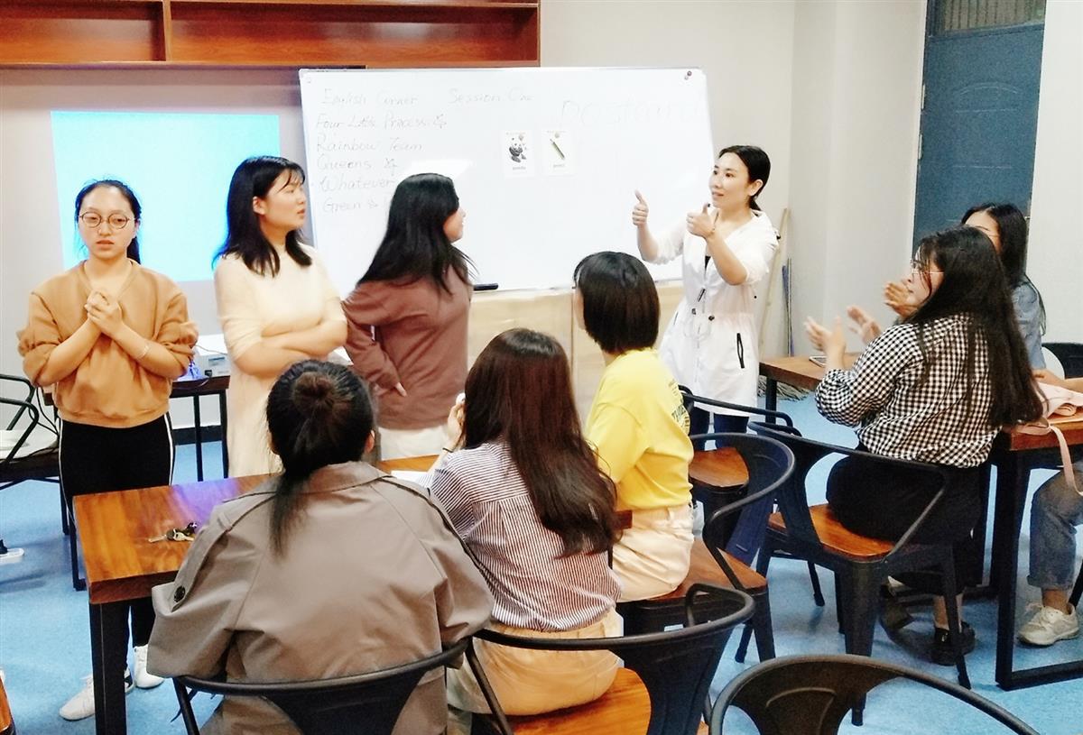 晚自习组织学生在实训室开展“英语角”活动.jpg 晚自习组织学生在实训室开展“英语角”活动.jpg