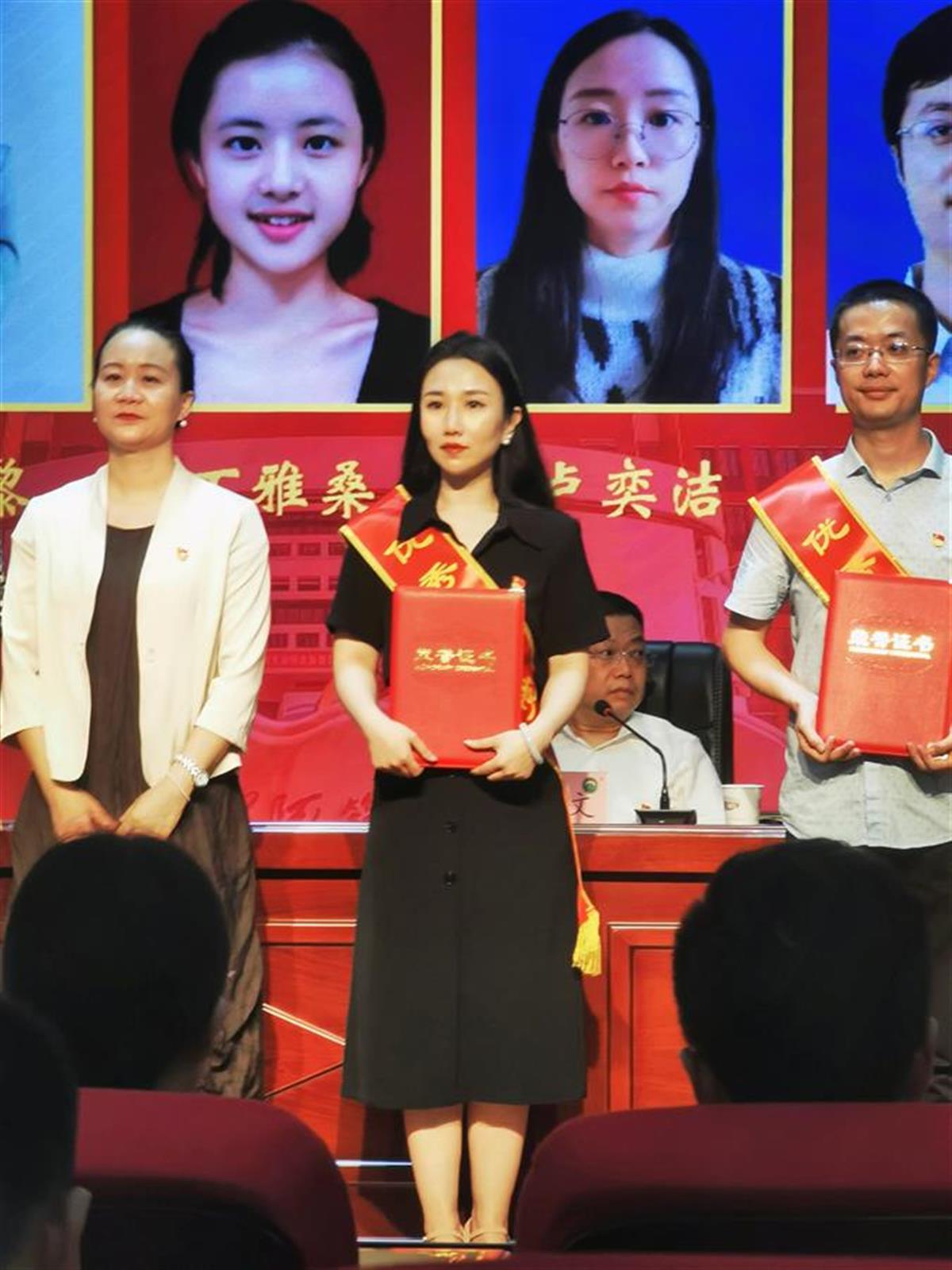 在学校获“优秀共产党员”荣誉.jpg 在学校获“优秀共产党员”荣誉.jpg