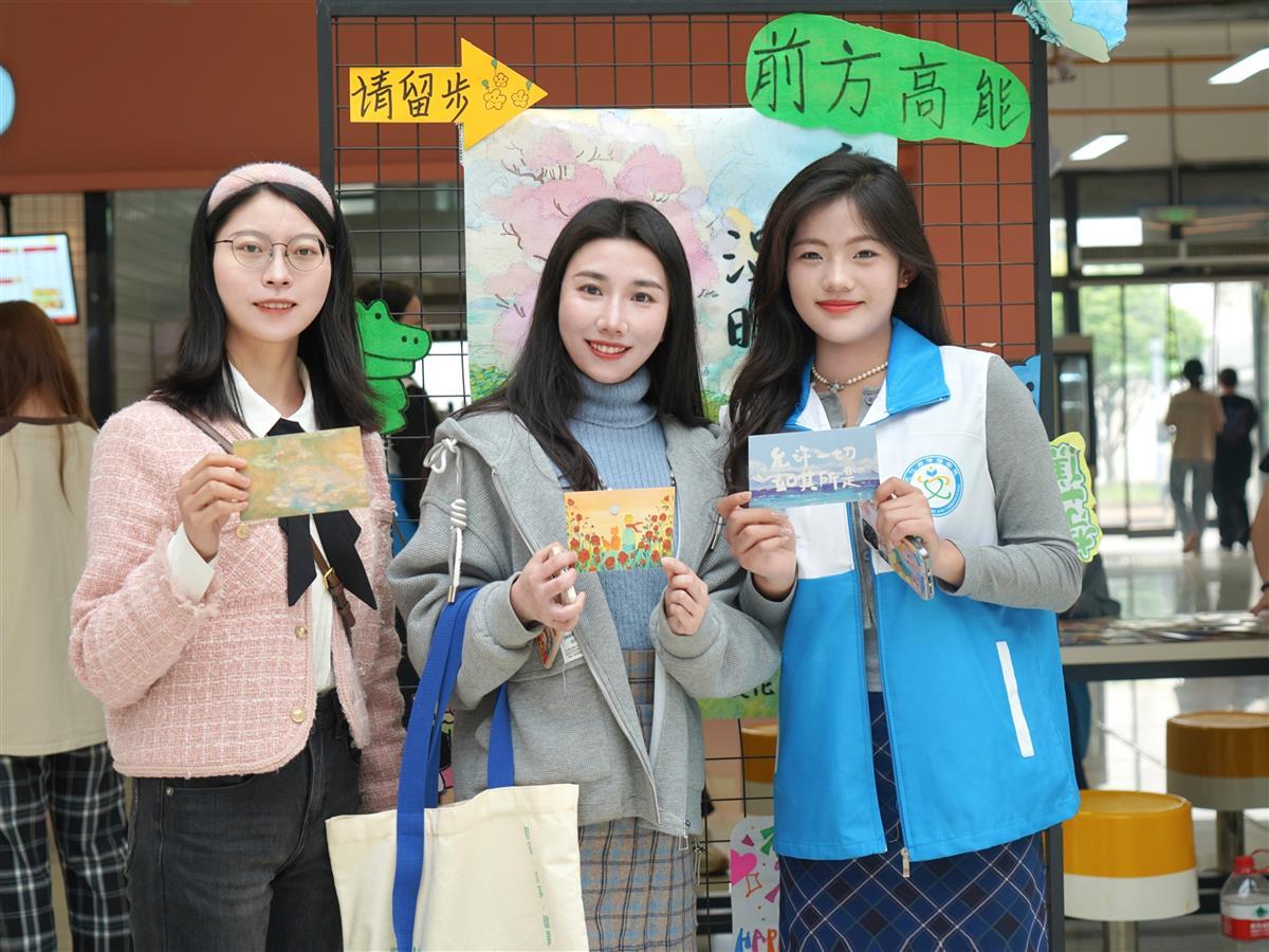 和学生一起参加“信件盲盒暖人心”活动.jpg 和学生一起参加“信件盲盒暖人心”活动.jpg