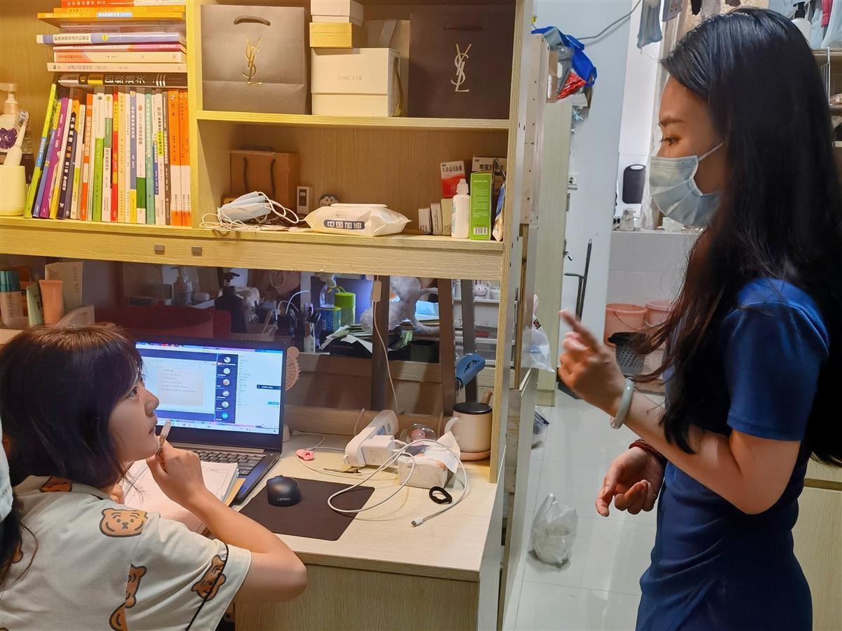 去学生寝室查寝.jpg 去学生寝室查寝.jpg