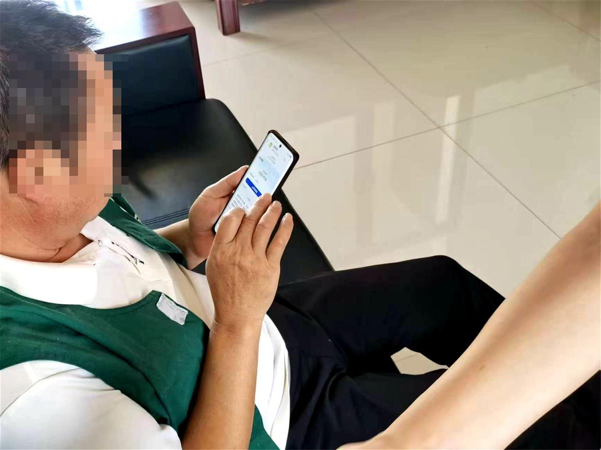 图3：卢某在转账兑付农民工工资 .jpg