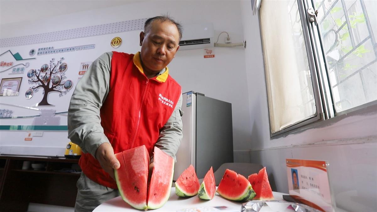 国网石首市供电公司南口供电所爱心驿站的工作人员为户外工作者切西瓜（通讯员供图）.jpg