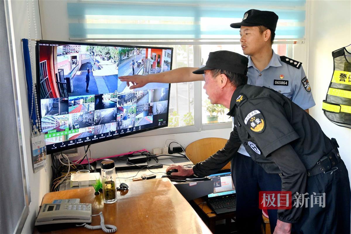 图1：寺坪派出所民警在检查校园监控设备.JPG