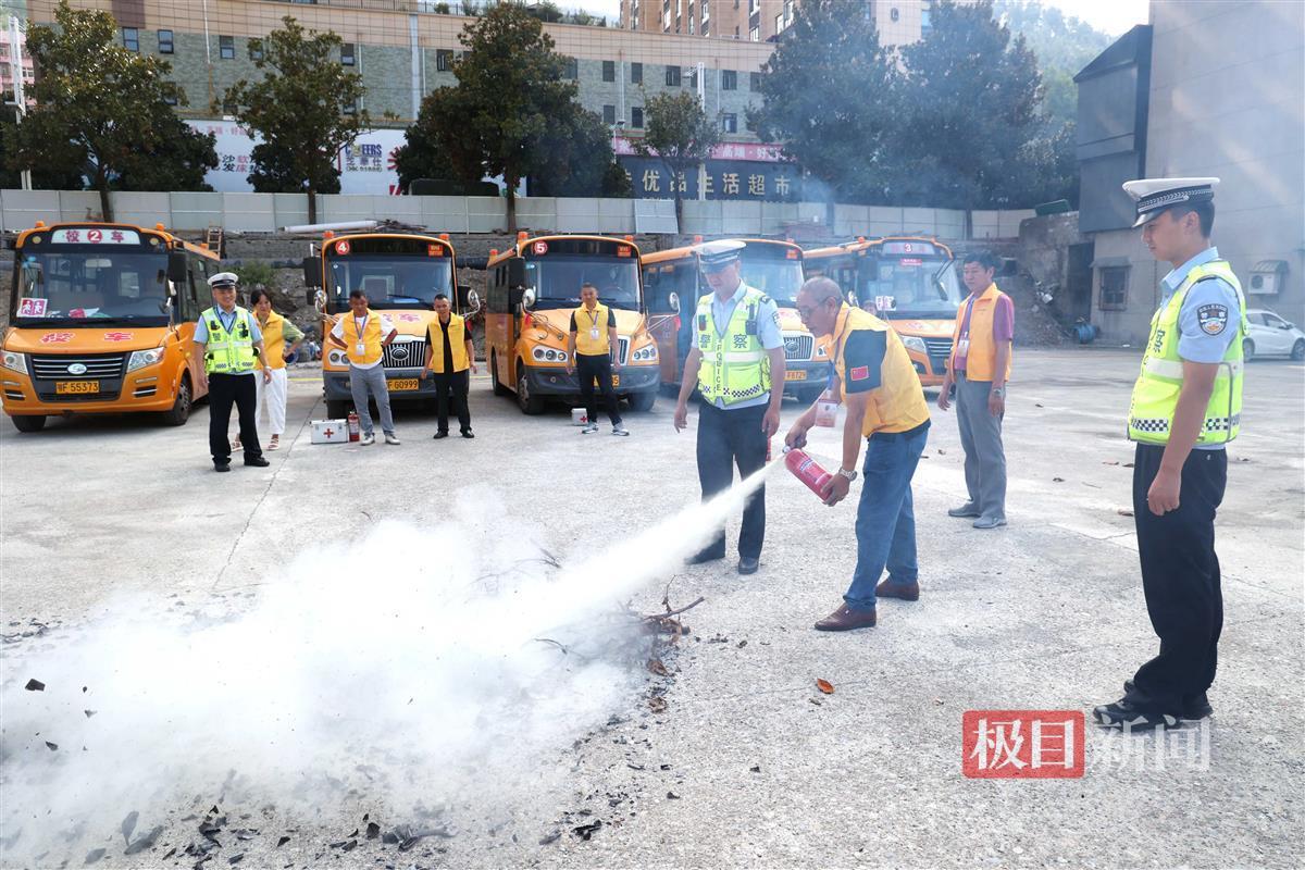 图5：交警正组织校车驾驶员进行灭火演练.JPG