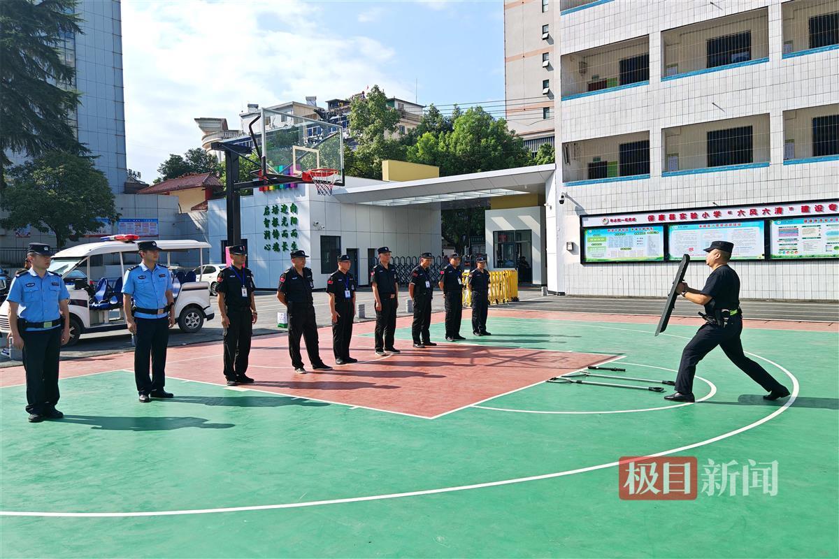 图6：民警组织校园保安进行反恐应急培训.jpg