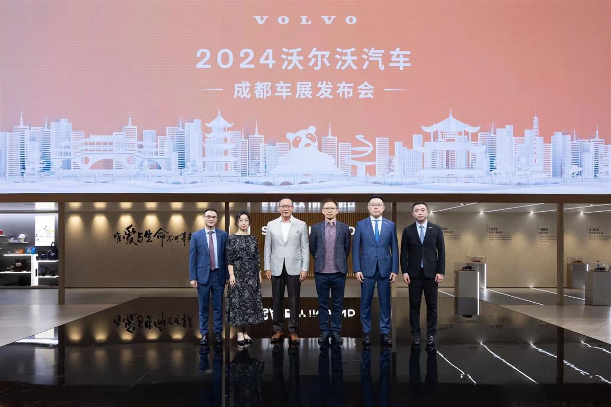 展台合影.jpg 展台合影.jpg