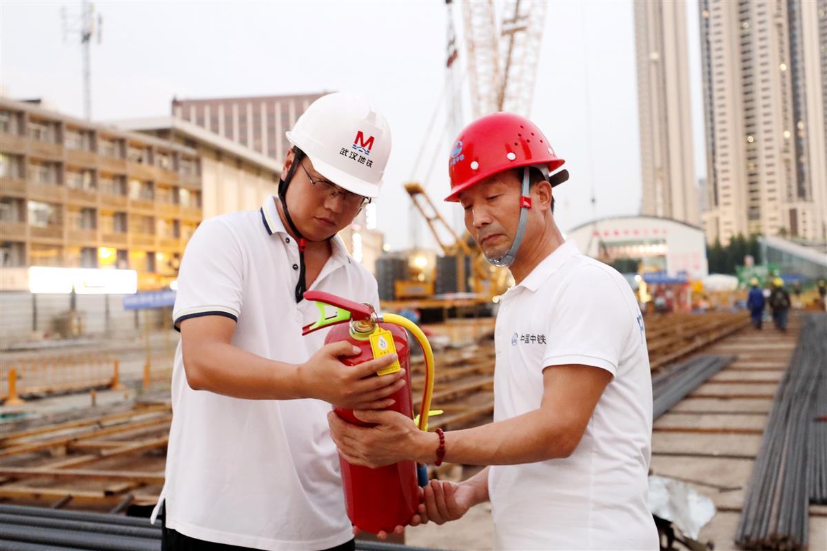 武汉地铁工程师检查灭火器期。袁永华 摄.JPG