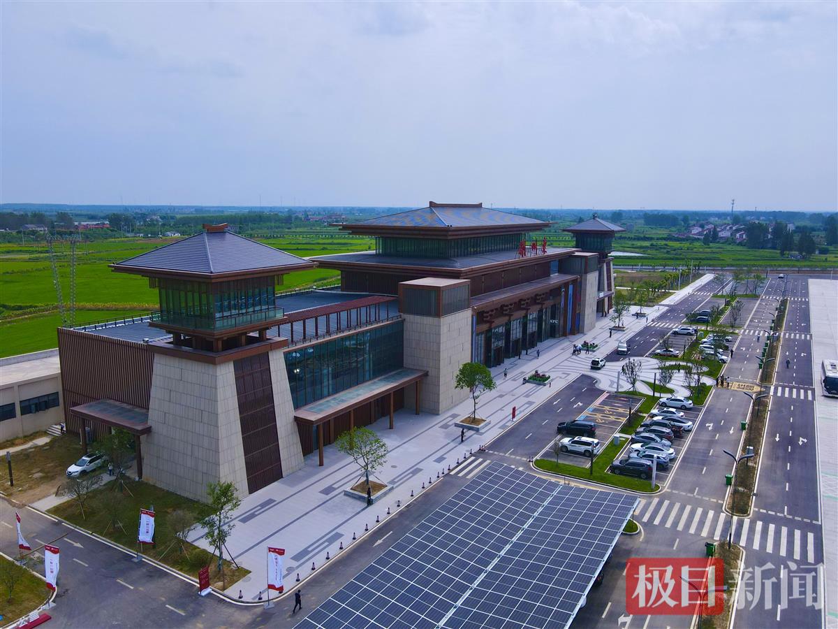 全国首座综合能源补给站 、华中地区最大商业规模服务区、湖北首座数字化服务区——荆州东服务区.jpg