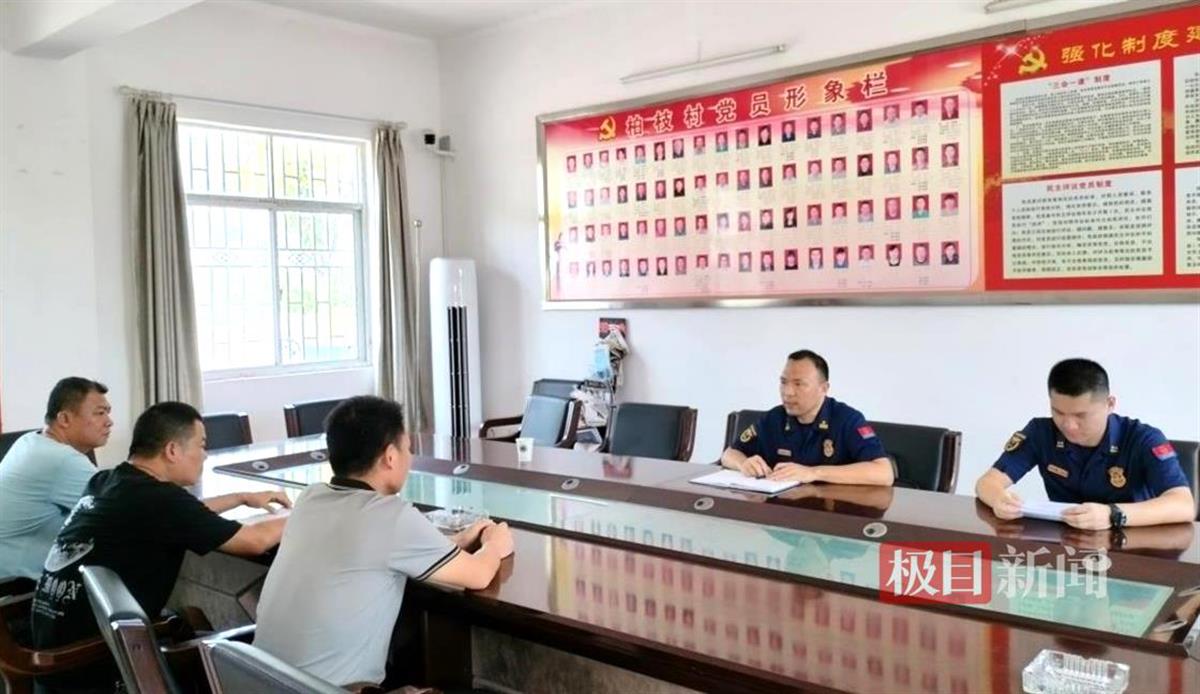 洪湖市消防救援大队约谈柏枝村委会负责人。（通讯员 毛富然 摄）.jpg