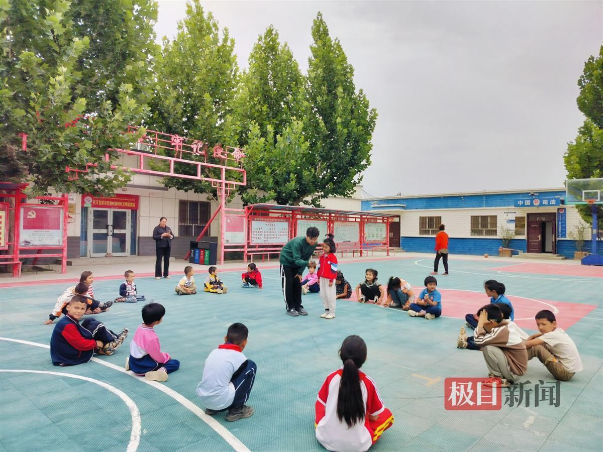 塔依尔为家乡小学生支教体育课。本人供图.jpg