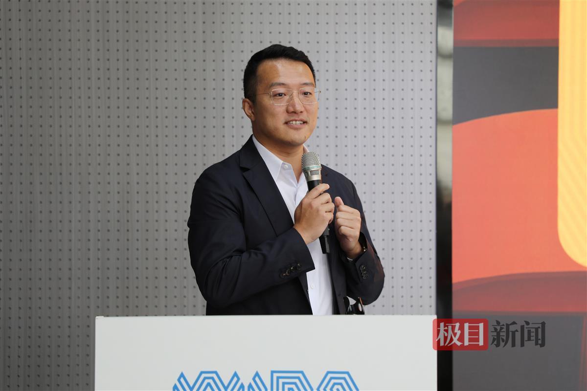 德林控股集团合伙人、执行董事及首席市场官香港江苏社团总会常务理事、青委会副会长艾奎宇致辞。刘恒 摄.jpg