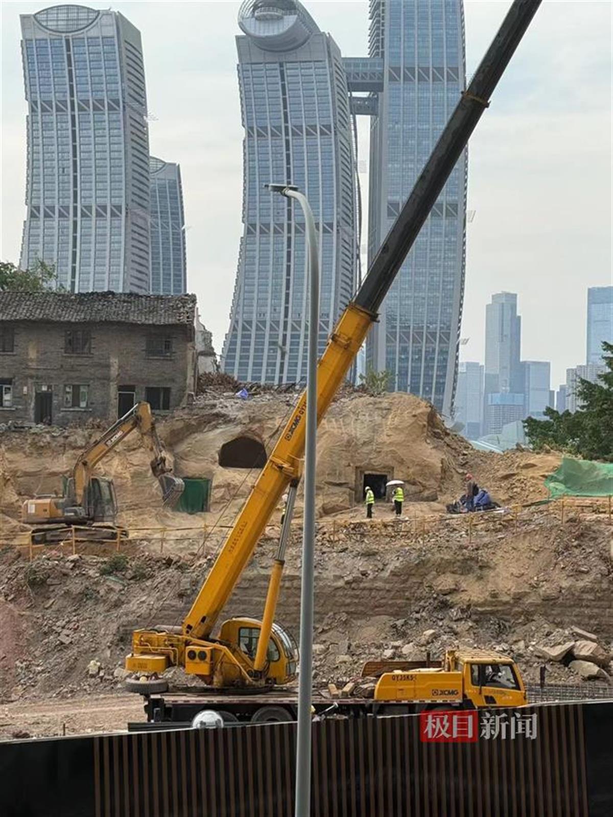 重庆一山腰工地挖出七个洞，记者实探：洞口石碑上有字，考古人员正在勘察-第2张-信息-51硕博论文