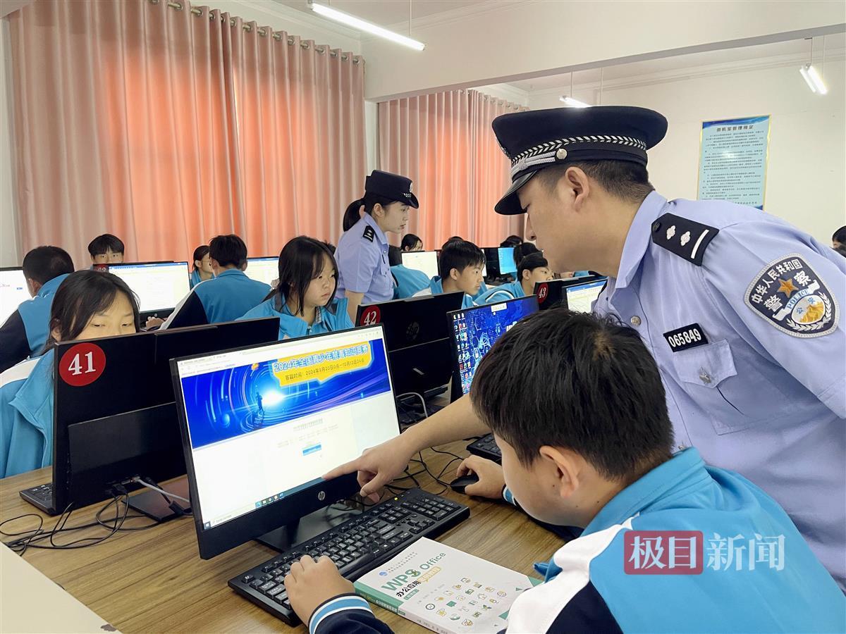 图2：民警在指导学生网上做题.jpg