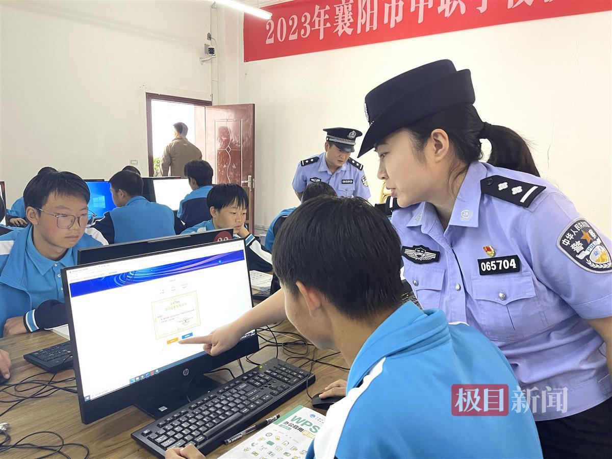 图3：民警在指导学生网上做题.jpg