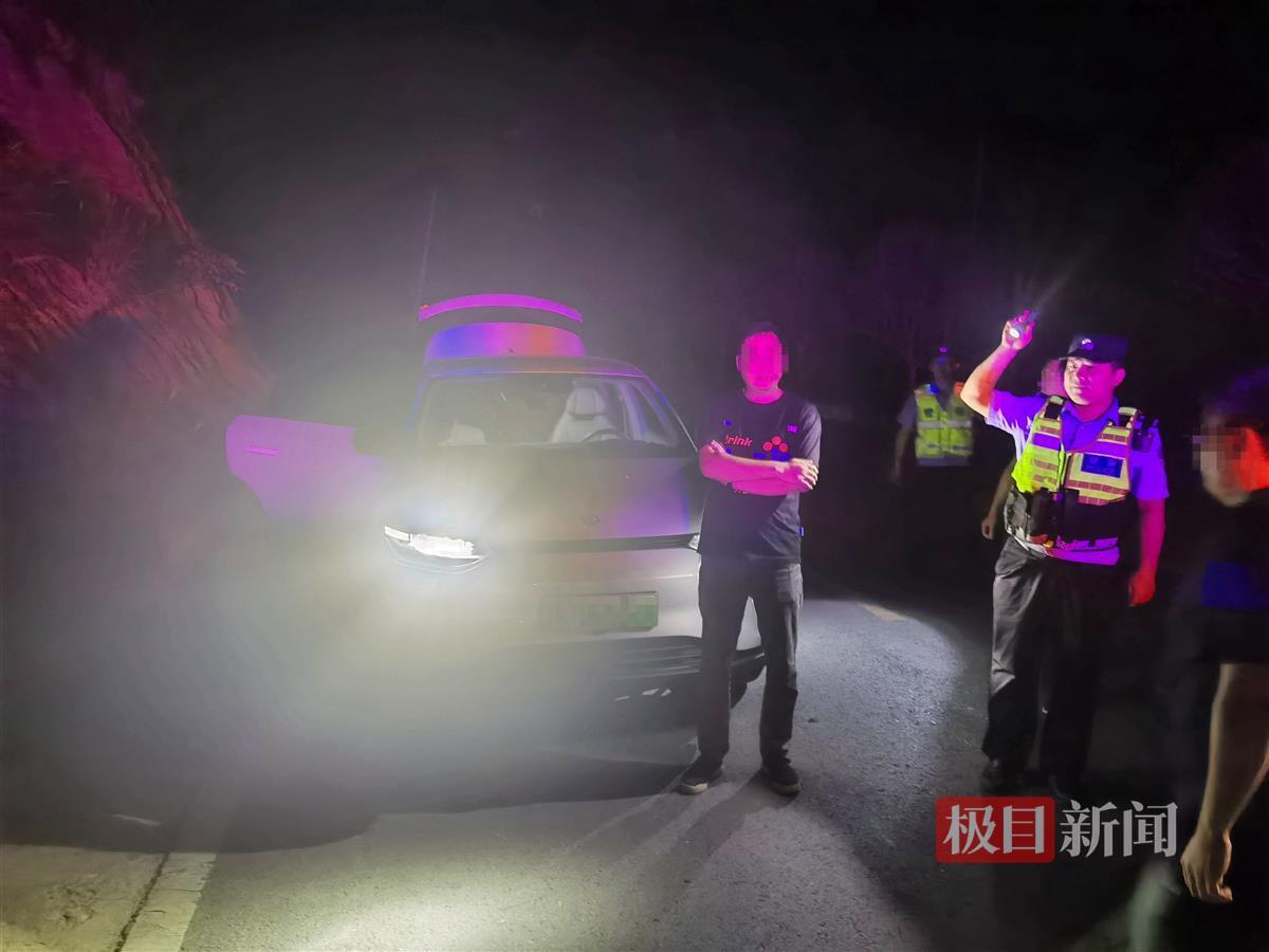 图3：民警在道路上拦截涉案人员。.jpg
