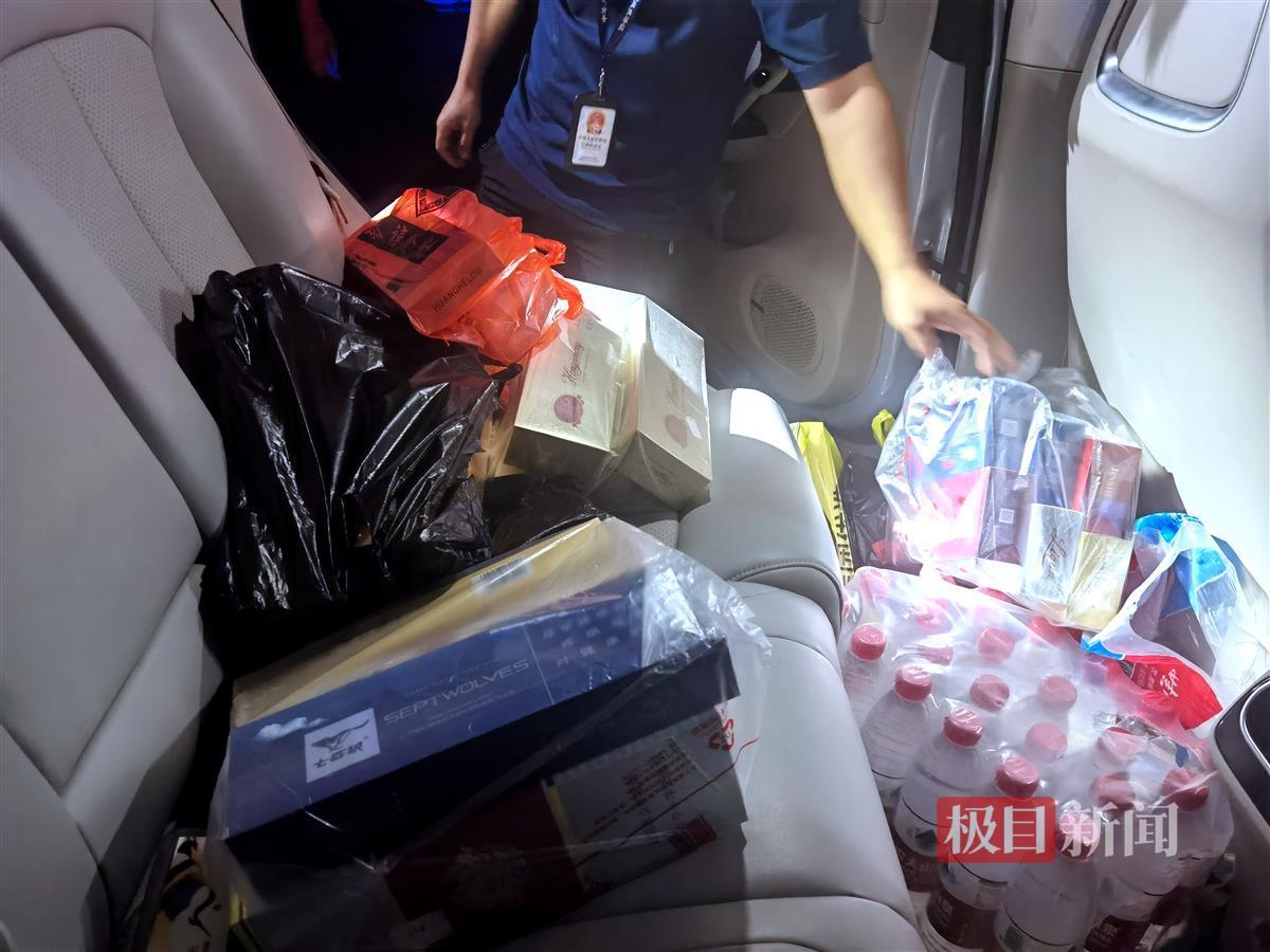 图4：驾驶室后座存放的品牌卷烟。.jpg